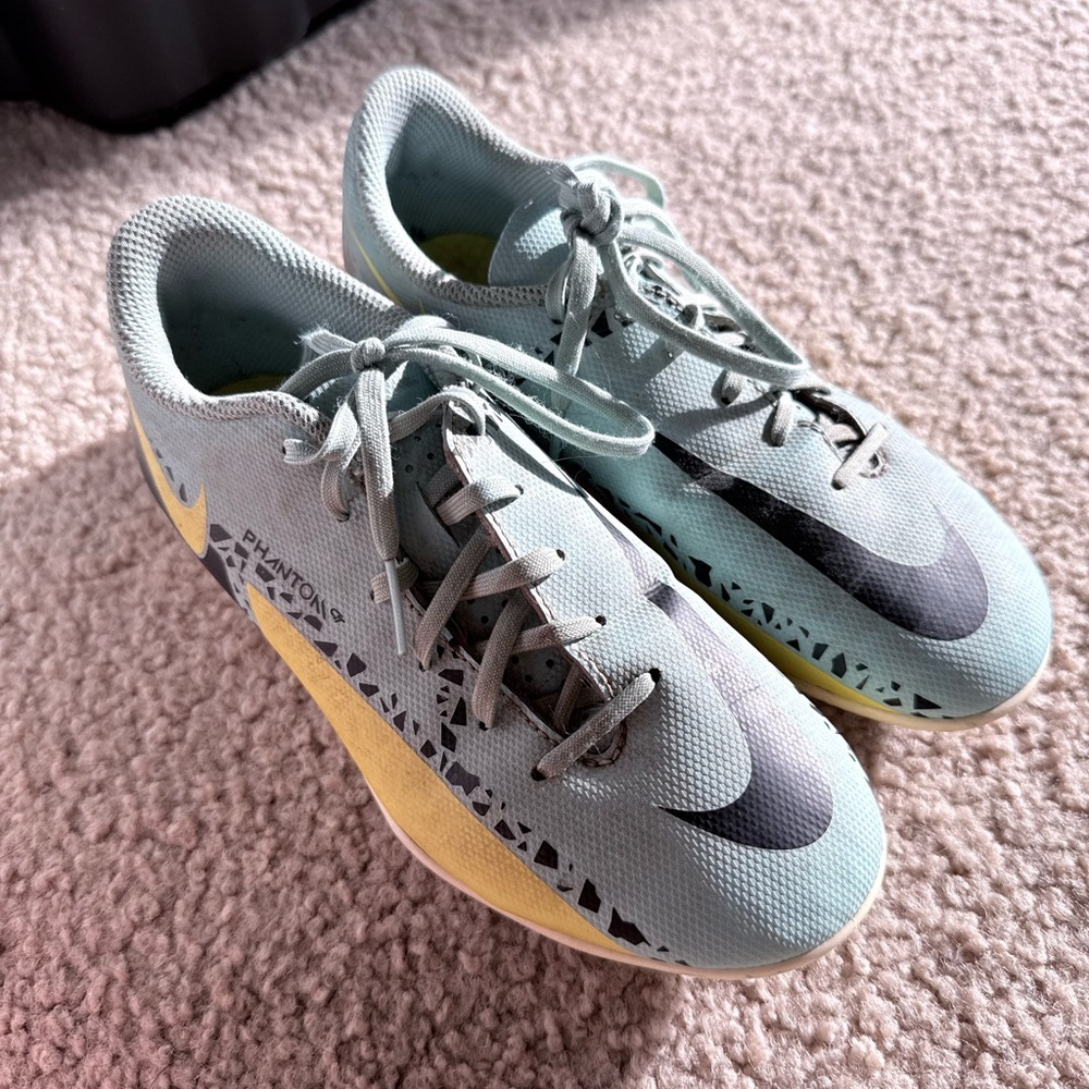 Nike Phantom Kids' Light Gray Soccer Cleats